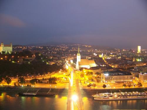 Bratislava bei Nacht (slovac_republic_100_3695.jpg) wird geladen. Eindrucksvolle Fotos aus der Slowakei erwarten Sie.